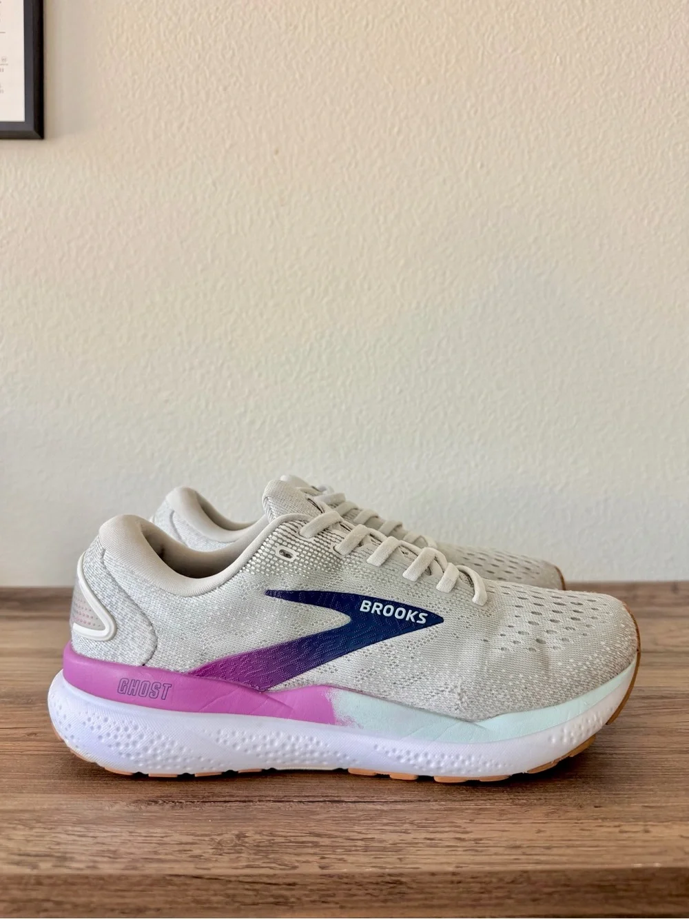 Brooks Womens Ghost 16 in White/Gray/Blue/Pink (7.5 Medium-B) Great Condition